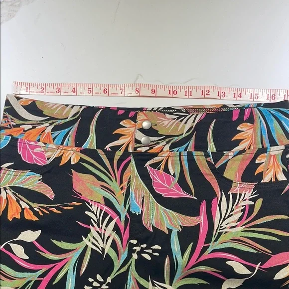 🥳💐TERRA & SKY Jeans, Black Flowered, Size 14W - Picture 3 of 7